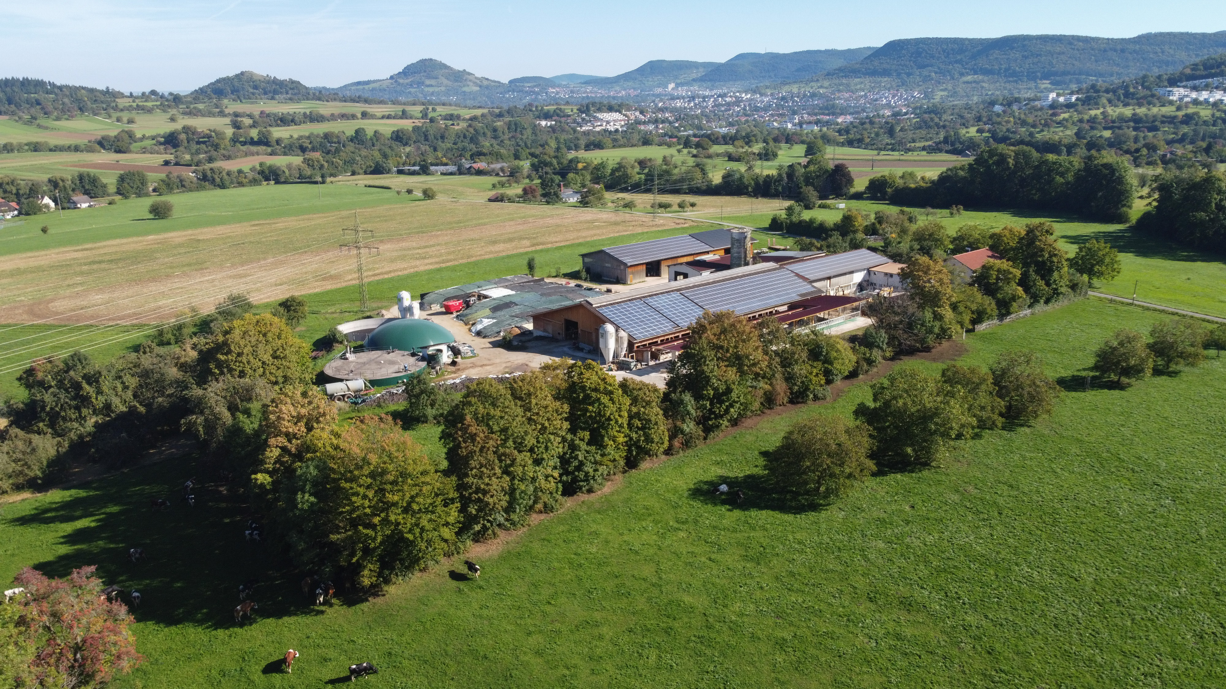 Finkhof in Pfullingen aus der Luft – Hof mit Stall, Weiden und Schwäbischer Alb